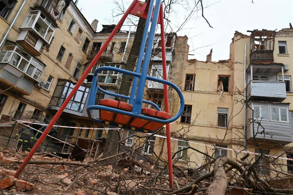 Il condominio nel centro di Kharkiv colpito da un missile russo