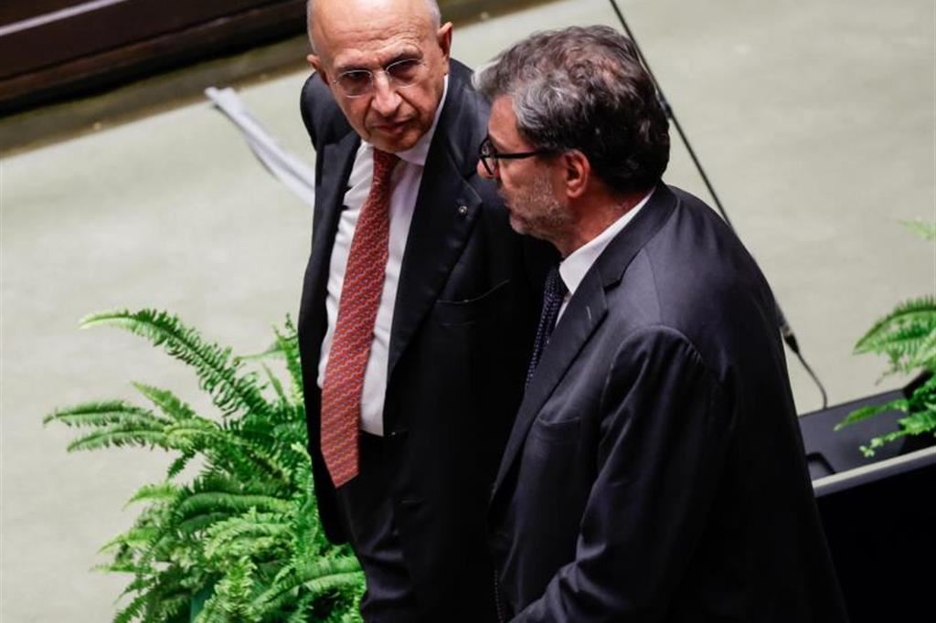 Il ministro dell'Economia Giorgetti e il presidente dell'Abi Patuanelli alla cerimonia per Napolitano