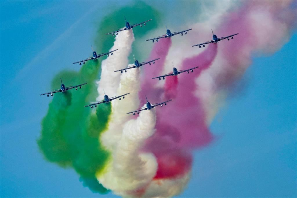 Il volo delle Frecce tricolori per i 100 anni dell'Aeronautica Militare italiana
