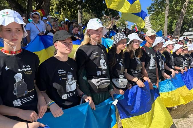 La Via Crucis dei giovani dell'Ucraina: sulle t-shirt i volti dei bambini uccisi