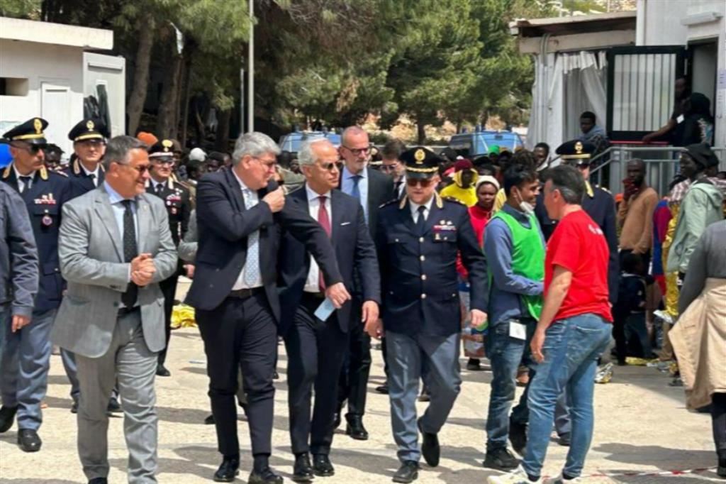 Il ministro dell'Interno Pianatedosi in visita a Lampedusa