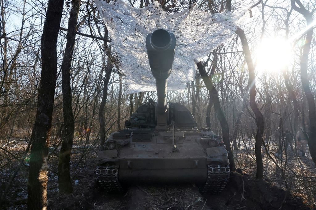 Un obice tedesco in uso alle truppe ucraine mimetizzato in un bosco nei pressi di Soledar