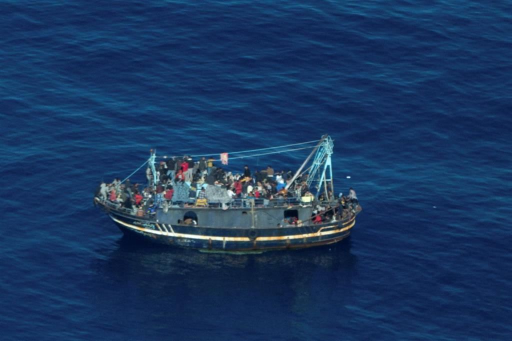 Una barca con 400 migranti alla deriva nel Mediterraneo Centrale (10 aprile)