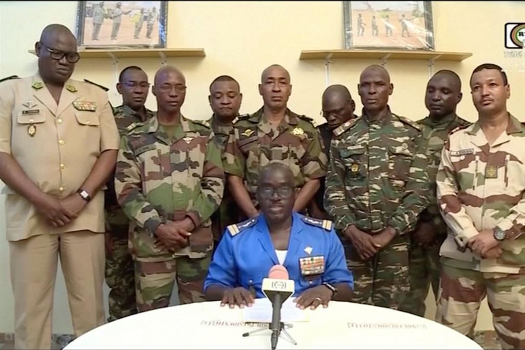 Il portavoce dell'esercito nigerino, colonnello maggiore Amadou Adramane parla alla tv dopo il colpo di stato che ha deposto il presidente Mohamed Bazoum