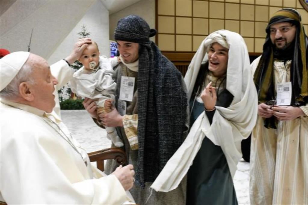 Il Papa con i figuranti del presepio vivente di Santa Maria Maggiore