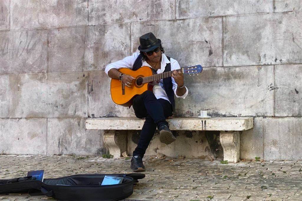 Uno dei cantanti di strada nel quartiere Mouraria di Lisbona
