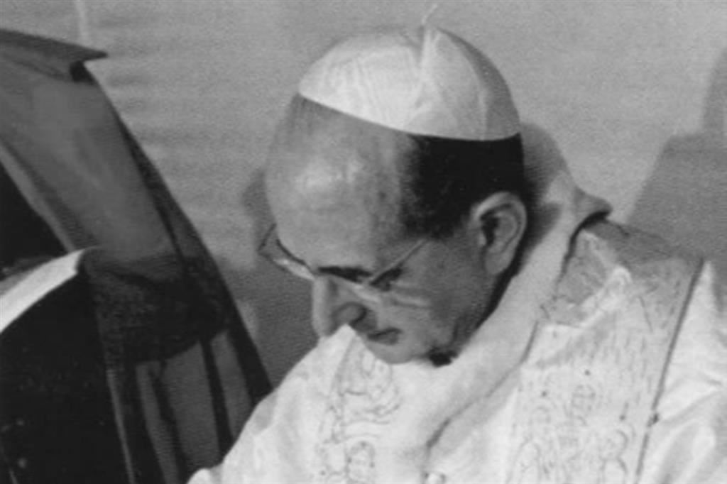 Paolo VI mentre firma l'enciclica Humanae Vitae il 25 luglio 1968