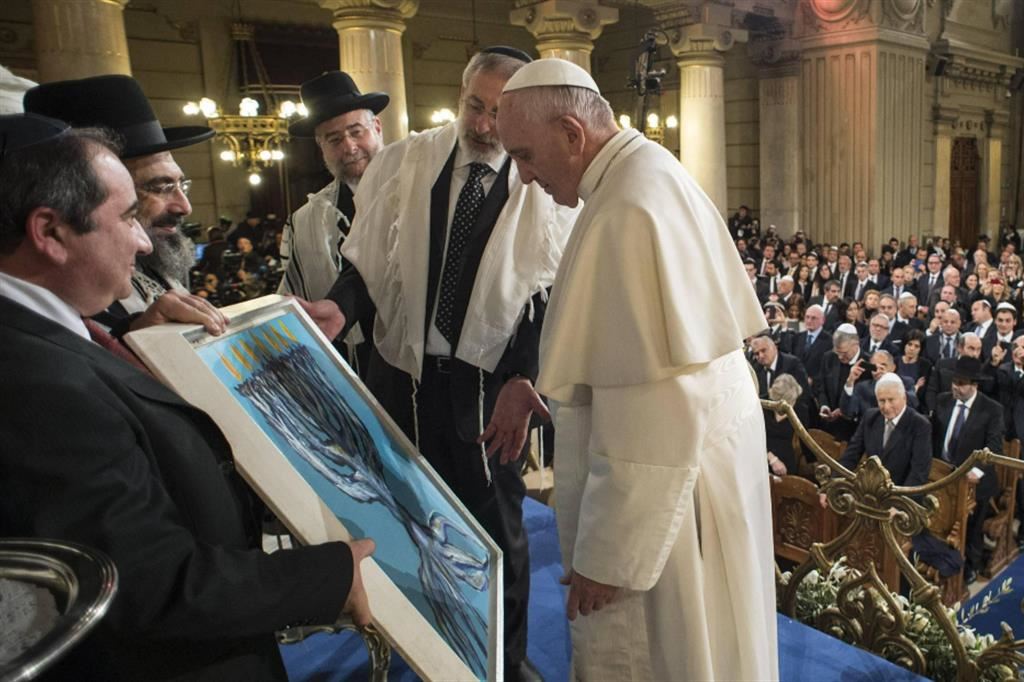 17 gennaio 2016: il Papa nella Sinagoga di Roma. Accanto, il rabbino capo Riccardo Di Segni