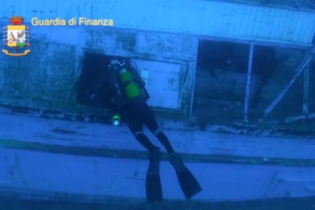 Un sommozzatore cerca i corpi dei migranti intrappolati nel peschereccio che si è inabissato il 3 ottobre del 2013 a largo di Lampedusa. Una delle maggiori tragedie del Mediterraneo