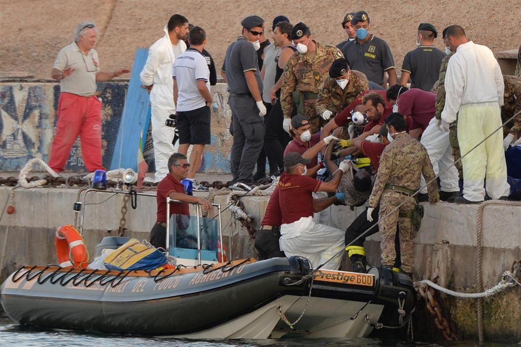 Col passare del tempo si recuperano sempre più cadaveri che vengono portati al porto di Lampedusa