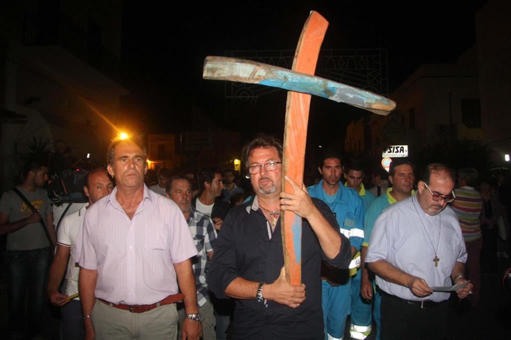 A Lampedusa si porta in processione una croce fatta con le barche dei migranti sbarcati sull'isola