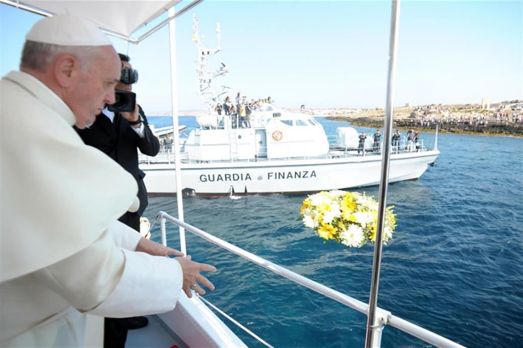 Papa Francesco era andato proprio a Lampedusa pochi mesi prima, l'8 luglio 2013, per la sua prima visita apostolica in Italia. Lo vediamo mentre lancia una corona di fiori nel punto dove si trova una statua della Madonna del Mare, a 14 metri di profondità
