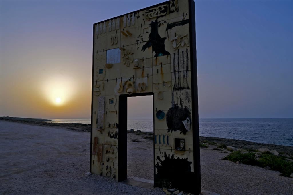La Porta d'Europa a Lampedusa, in ricordo dei migranti morti in mare. È stata realizzata da Mimmo Paladino nel 2008, ma tantissimi quelli che in questi anni non sono riusciti a raggiungerla. Come gli uomini, le donne e i bambini inghiottiti dal mare quel 3 ottobre di 10 anni fa
