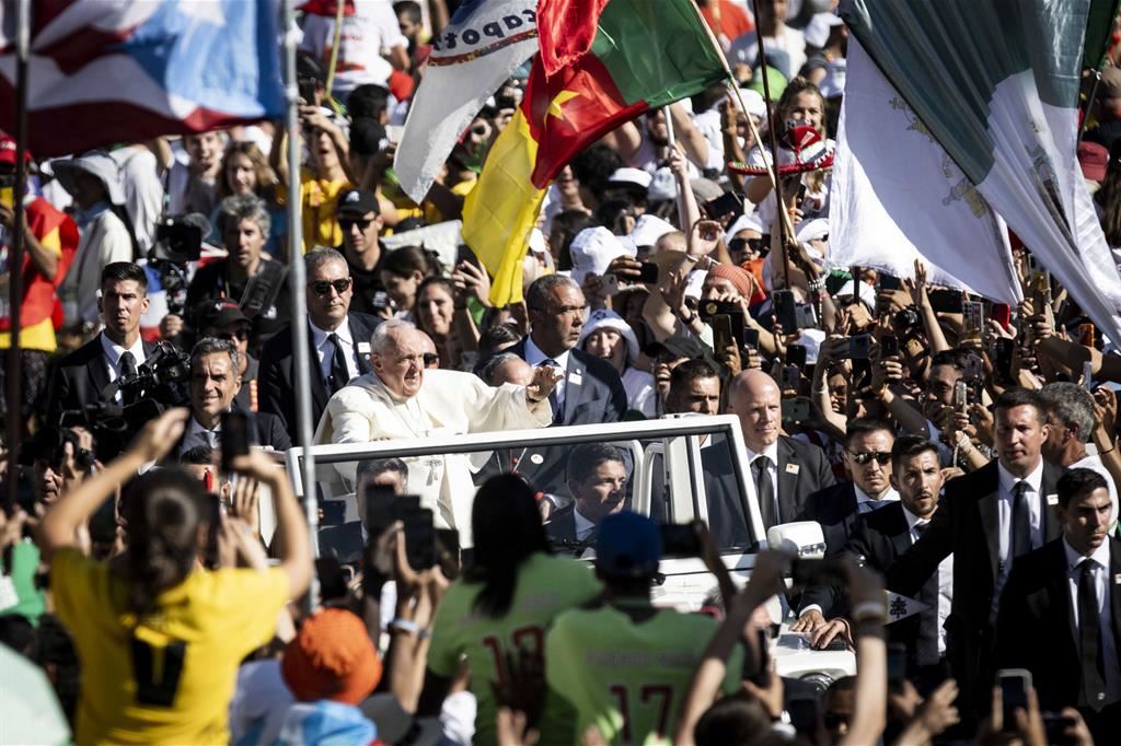 Il Papa in mezzo ai giovani della Gmg di Lisbona 2023