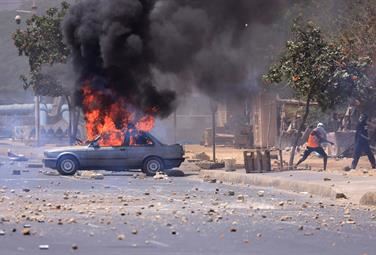 Dakar sprofonda nel caos: 9 morti nelle proteste