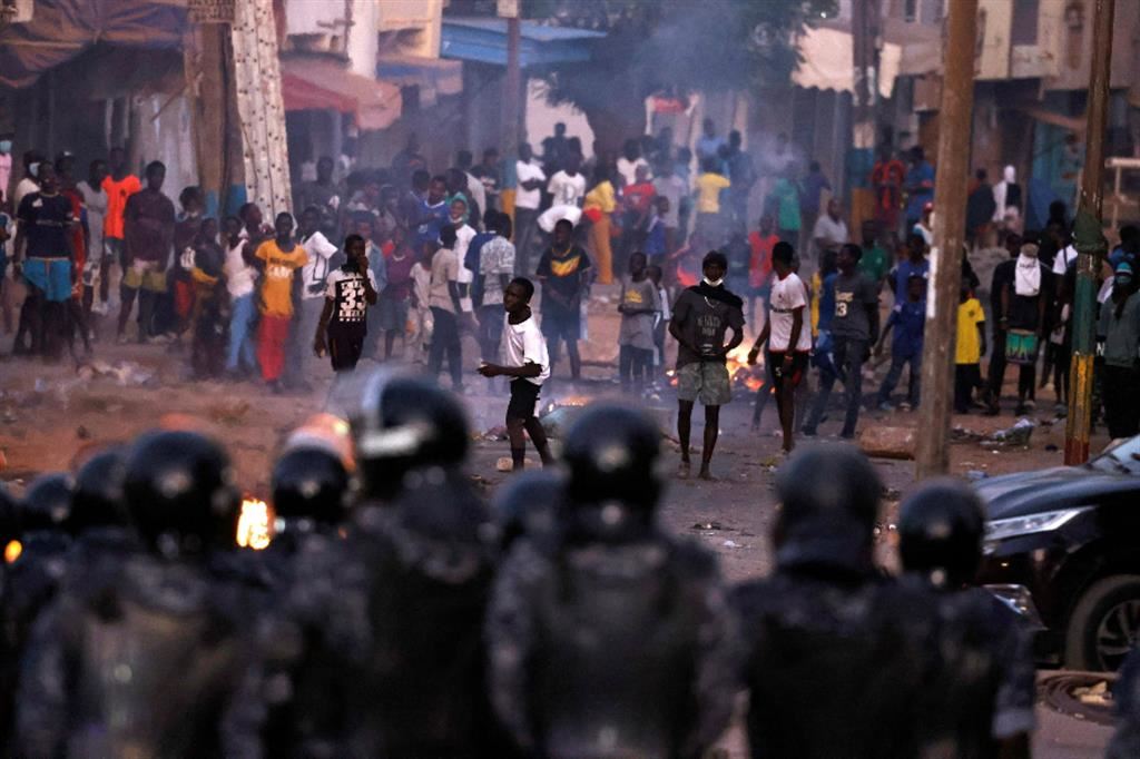 Le forze di sicurezza fronteggiano sostenitori del leader di opposizione Sonko nella capitale Dakar