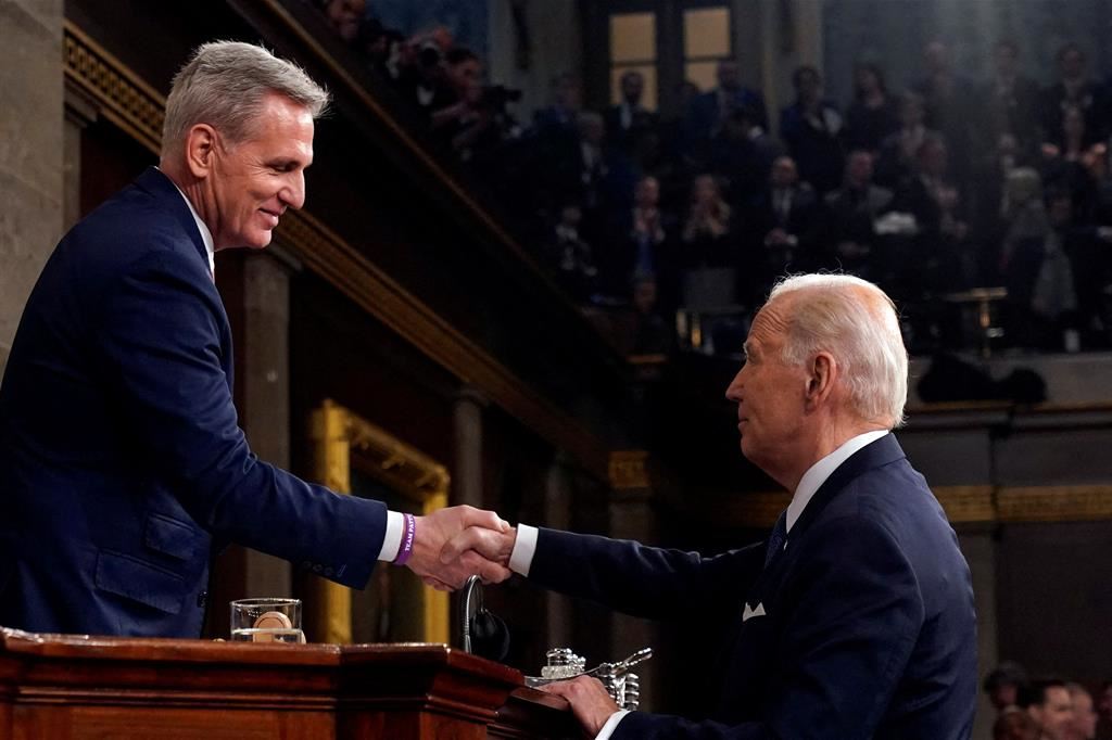 Stretta di mano in Congresso tra lo speaker repubblicano alla Camera, Kevin McCarthy, e il presidente Joe Biden
