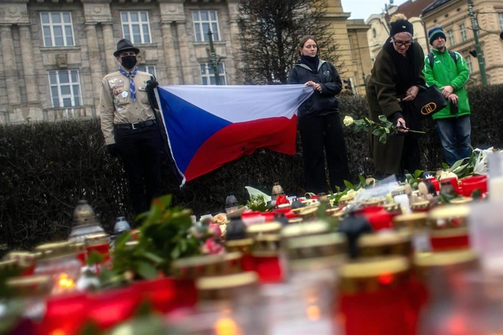 Uno dei memoriali improvvisati per le vittime della sparatoria all'Università. Oggi è la giornata del lutto in Repubblica Ceca