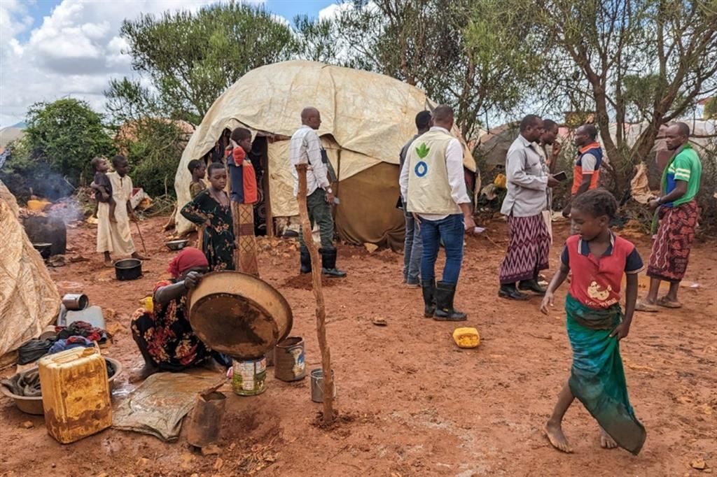Un'équipe di Azione contro la fame a Baidoa valuta le condizioni del campo di sfollamento di Tuugsoy poche ore dopo le forti piogge