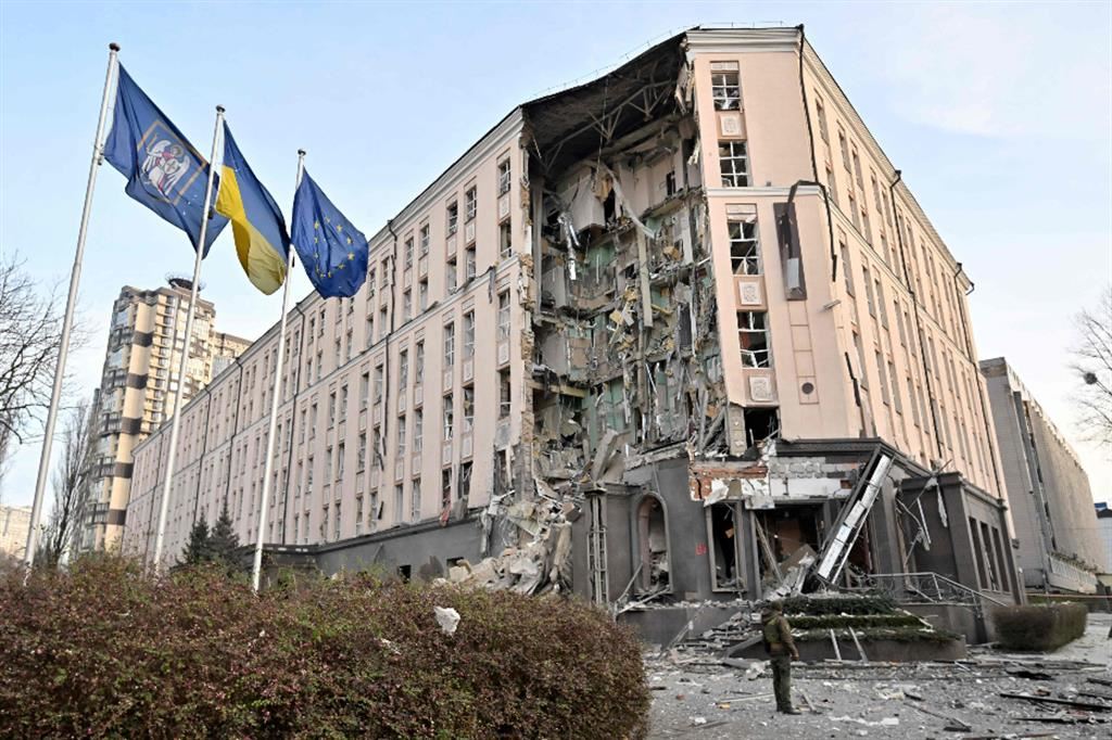 L’hotel Alfavito, nel centro di Kiev, parzialmente distrutto dai raid russi del 31 dicembre