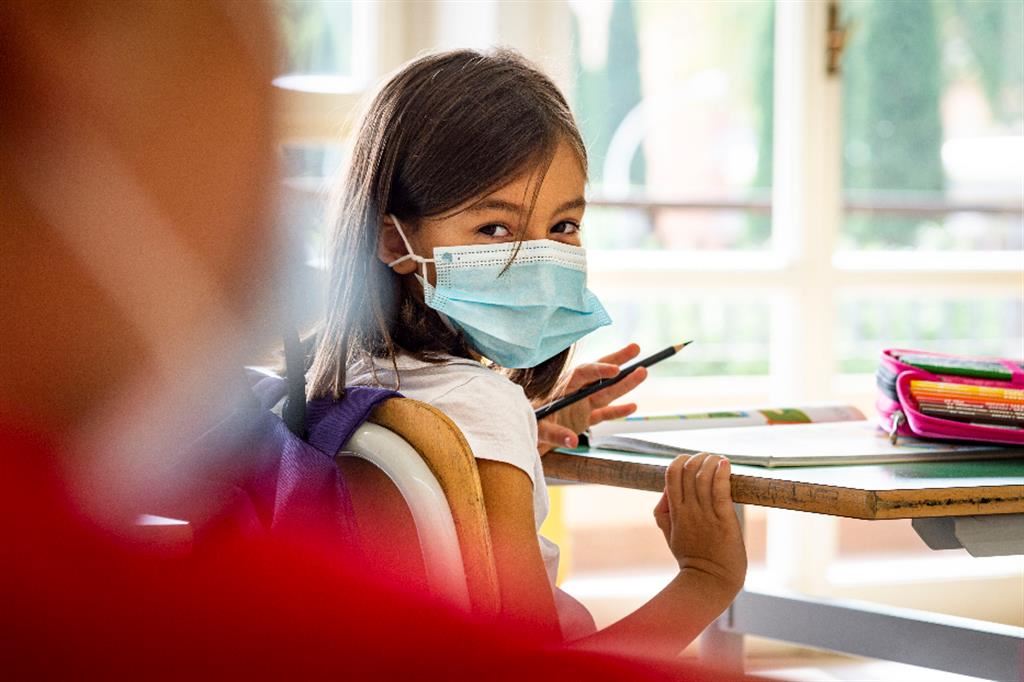 Una bambina in classe durante la pandemia
