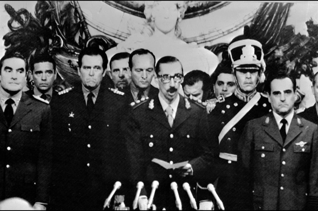 Buenos Aires, 30 marzo 1976: il generale argentino Jorge Rafael Videla presta giuramento come presidente dopo il golpe del 24 marzo