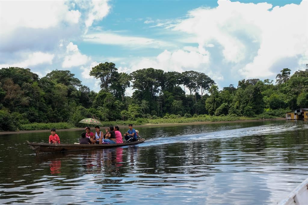A bordo delle lance, sugli affluenti del Rio delle Amazzoni, è possibile raggiungere il villaggio indigeno di San Martin, in Colombia
