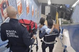 Le scale della metro sono rotte: turista disabile portata in braccio dagli agenti