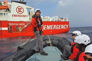 Sul gommone di soccorso di Emergency: come funziona un salvataggio