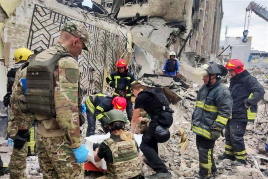 Vigili del fuoco e paramedici soccorrono i feriti dopo un bombardamento nei pressi della città di Kramatorsk, nell’ovest dell’Ucraina