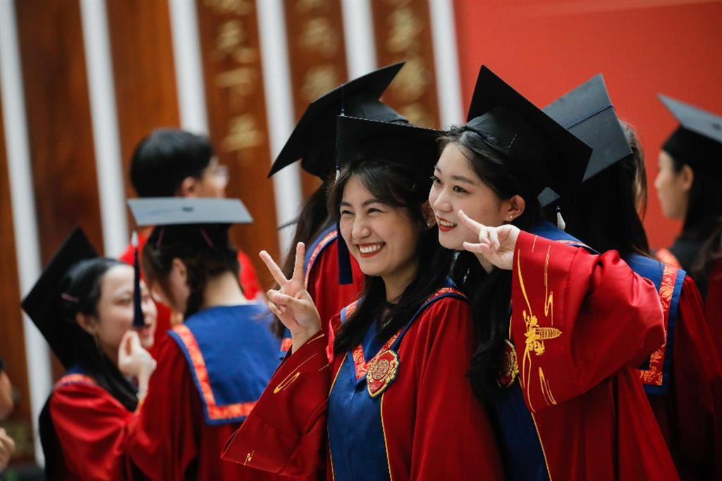 Selfie dopo la laurea all'Università Renmin a Pechino