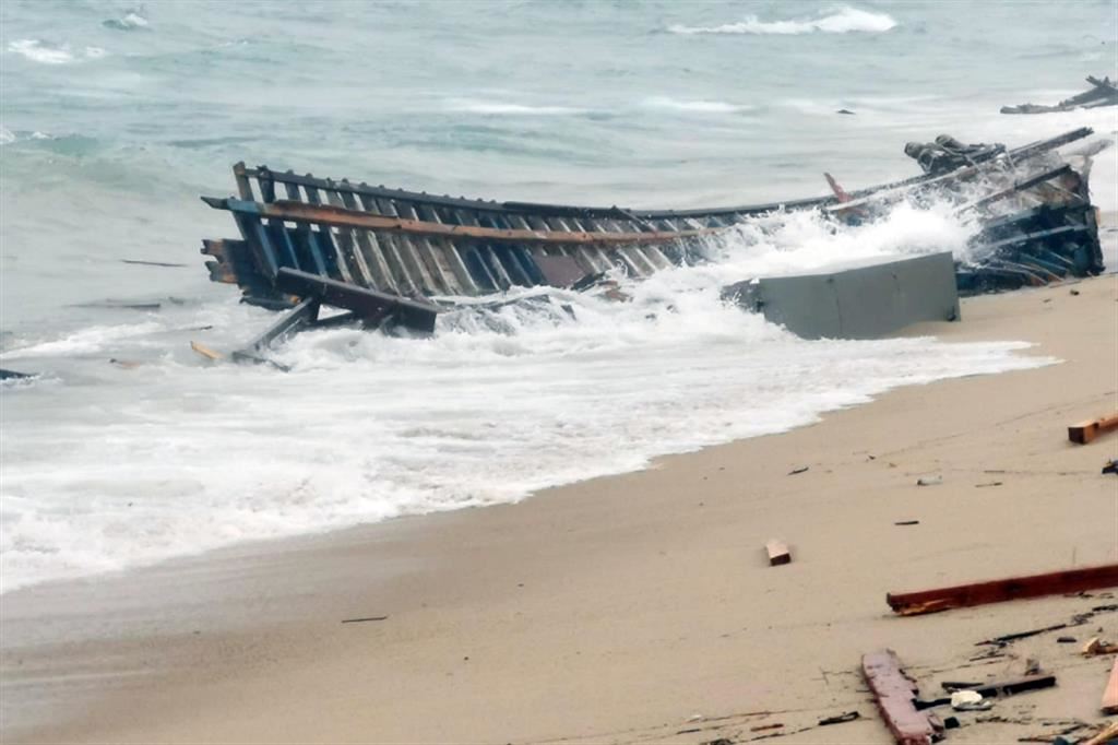 Il relitto del naufragio avvenuto a Steccato di Cutro il 26 febbraio scorso. Furono 94 le vittime accertate, una trentina di dispersi e 81 sopravvissuti