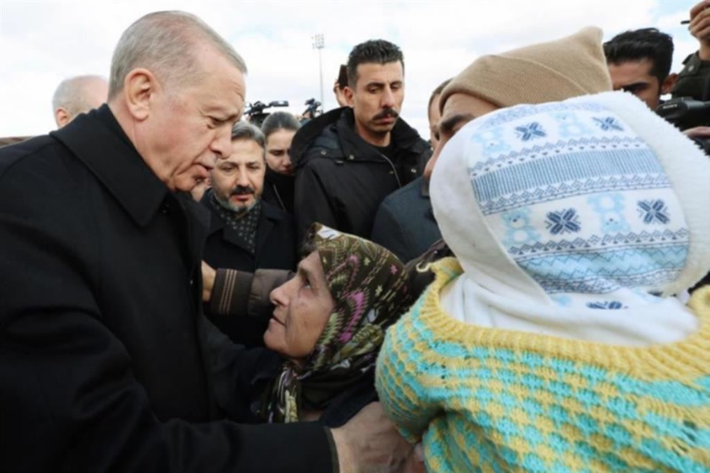 Il presidente turco Erdogan tra i terremotati