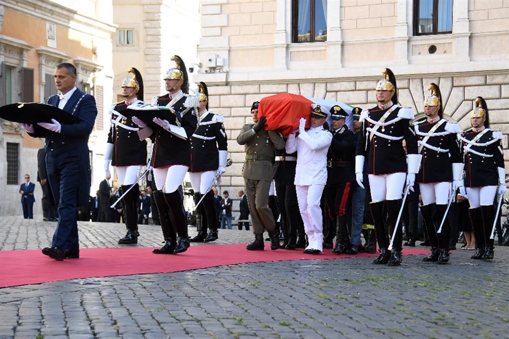 Il feretro di Giorgio Napolitano arriva a Montecitorio per le esequie laiche