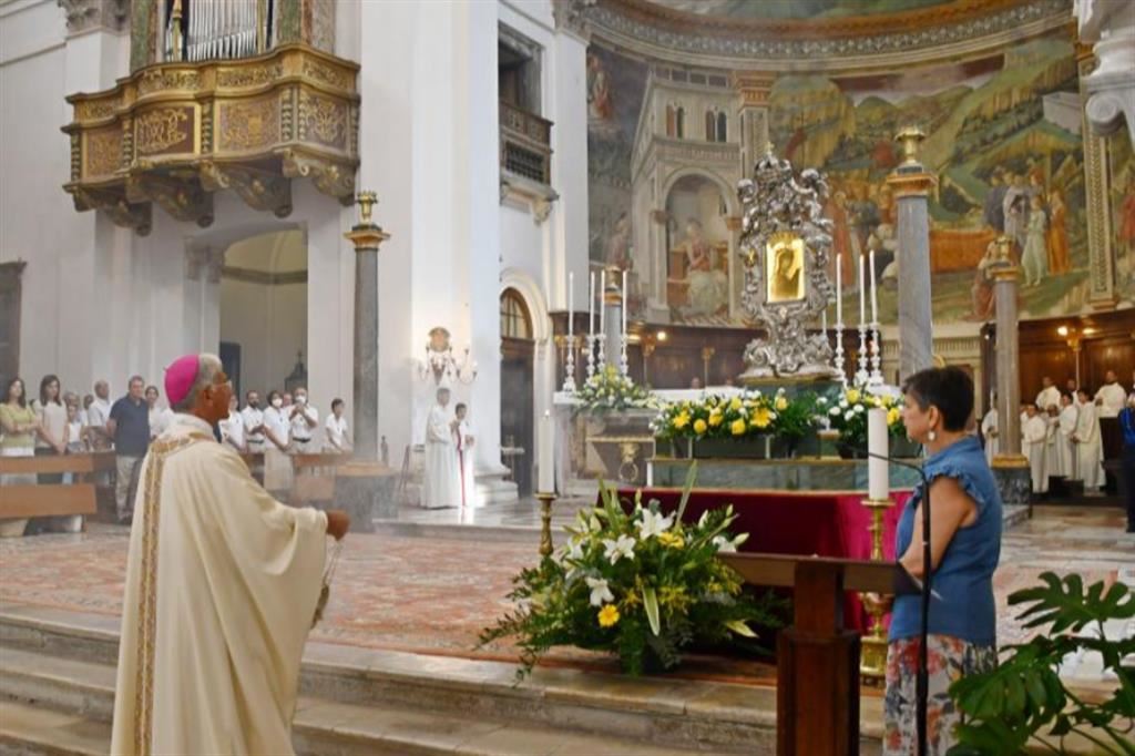 L’arcivescovo Renato Boccardo davanti alla Santissima Icone nel Duomo di Spoleto che celebra il suo Giubileo