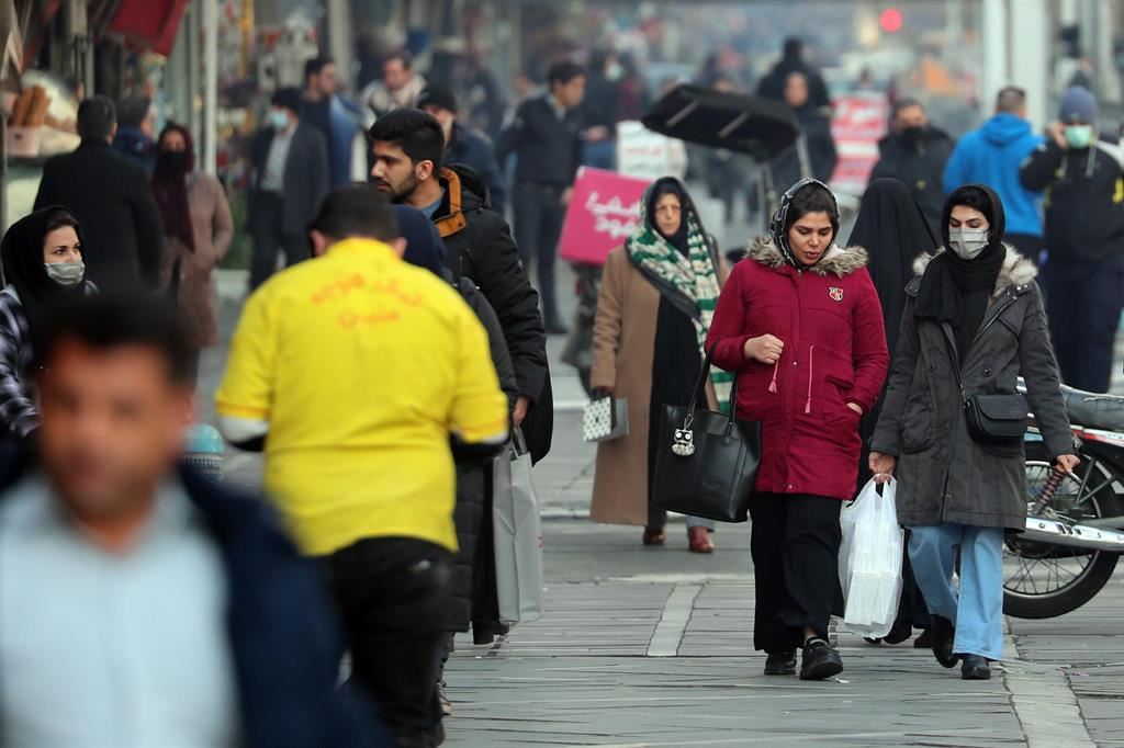 Iraniani camminano in una strada di Teheran