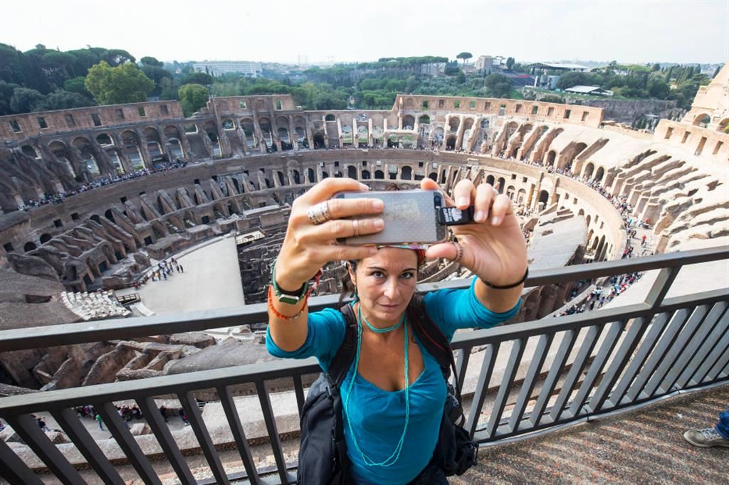 Una turista si fa un selfie al Colosseo