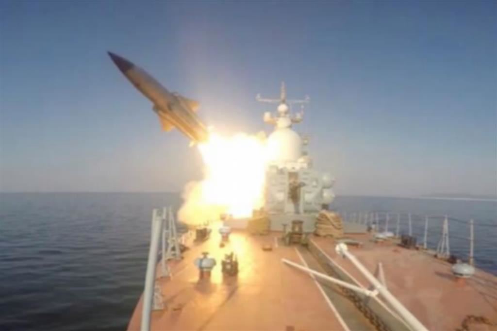Una nave militare russa lancia un missile