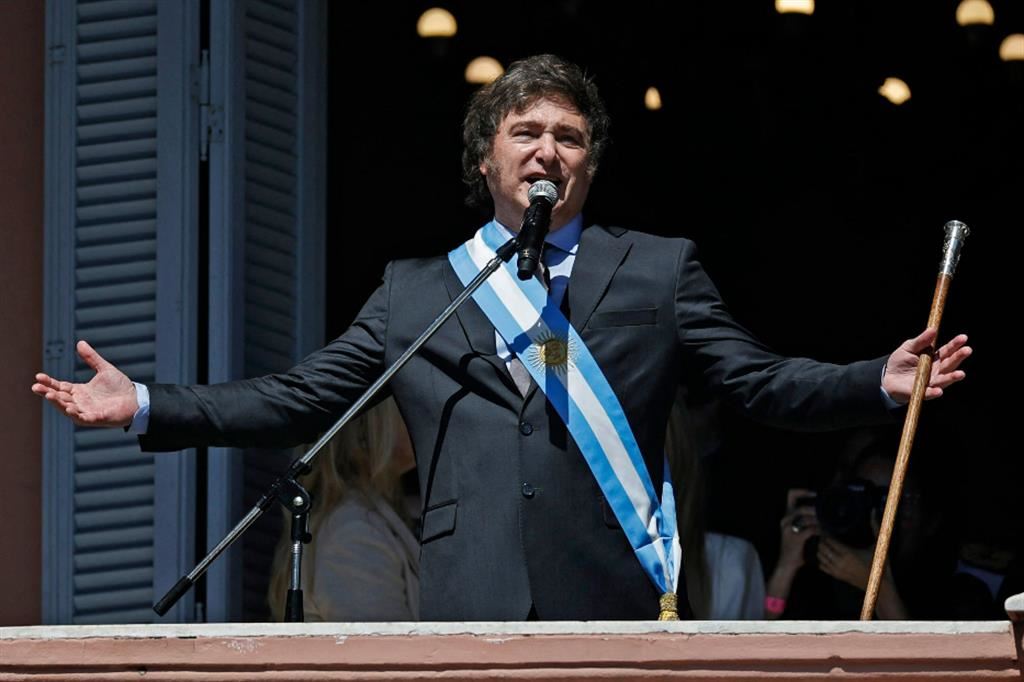 Il neo presidente Javier Milei parla alla folla dal balcone della Casa Rosada