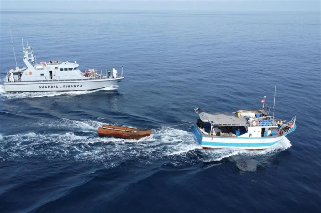 La nuova strategia dei trafficanti: "navi madri" per trainare barchini