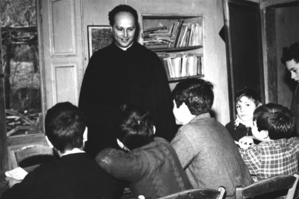 Don Lorenzo Milani (1923-1967) tra i suoi ragazzi a Barbiana