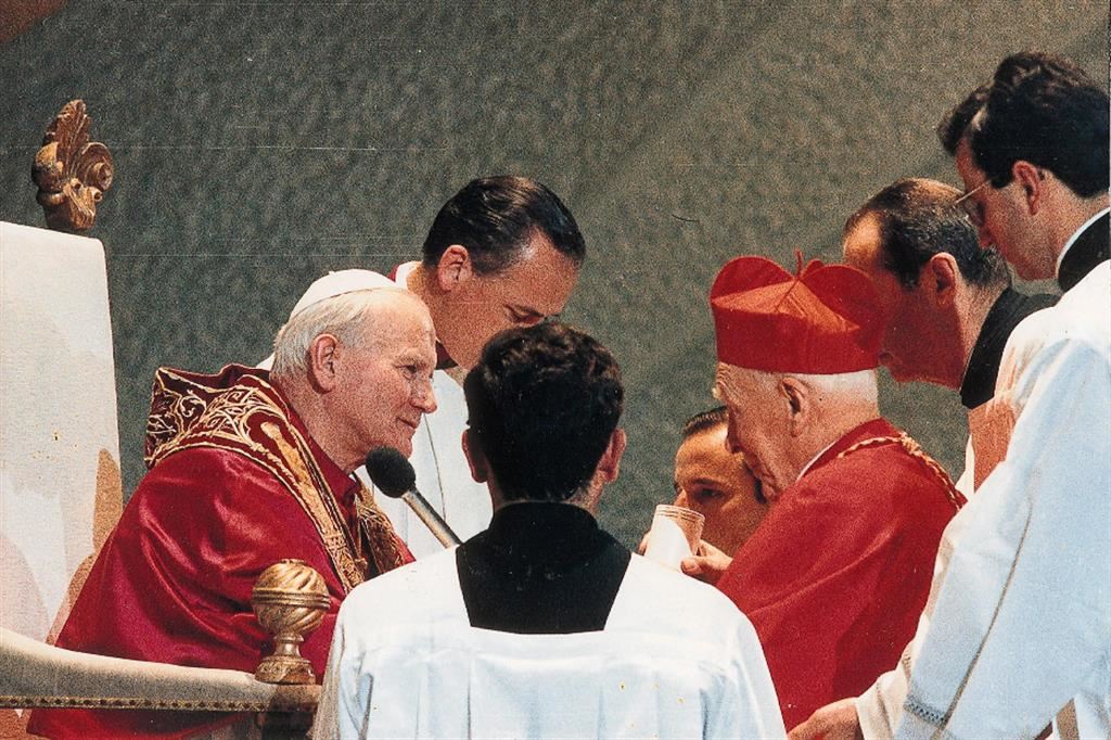 Aula Paolo VI 2 febbraio 1983 padre Henri de Lubac riceve la berretta cardinalizia da Giovanni Paolo II