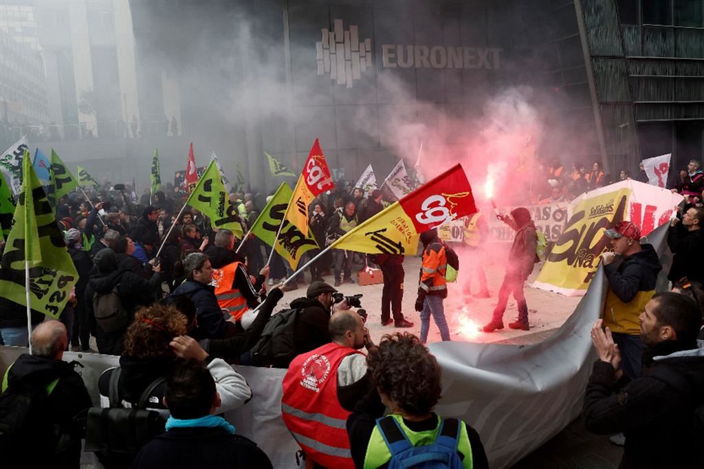I lavoratori della Sncf, la compagnia ferroviaria francese, in sciopero contro la riforma delle pensioni