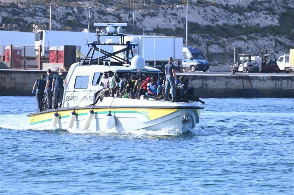 La Guardia di Finanza porta a Lampedusa migranti in pericolo su un barchino