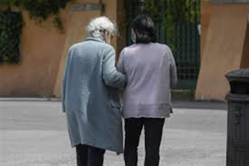Un'anziana a passeggio con una badante