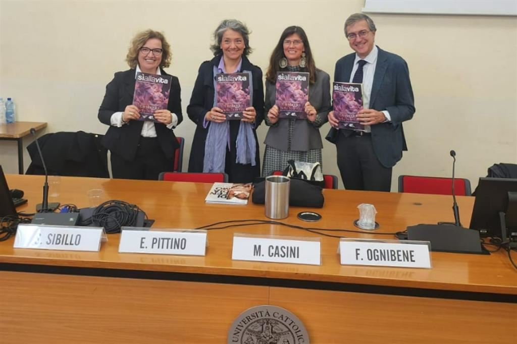 Da sinistra: Soemia Sibillo, Elisabetta Pittino, Marina Casini e Francesco Ognibene. In mano a tutti il nuovo numero di "Sì alla Vita"