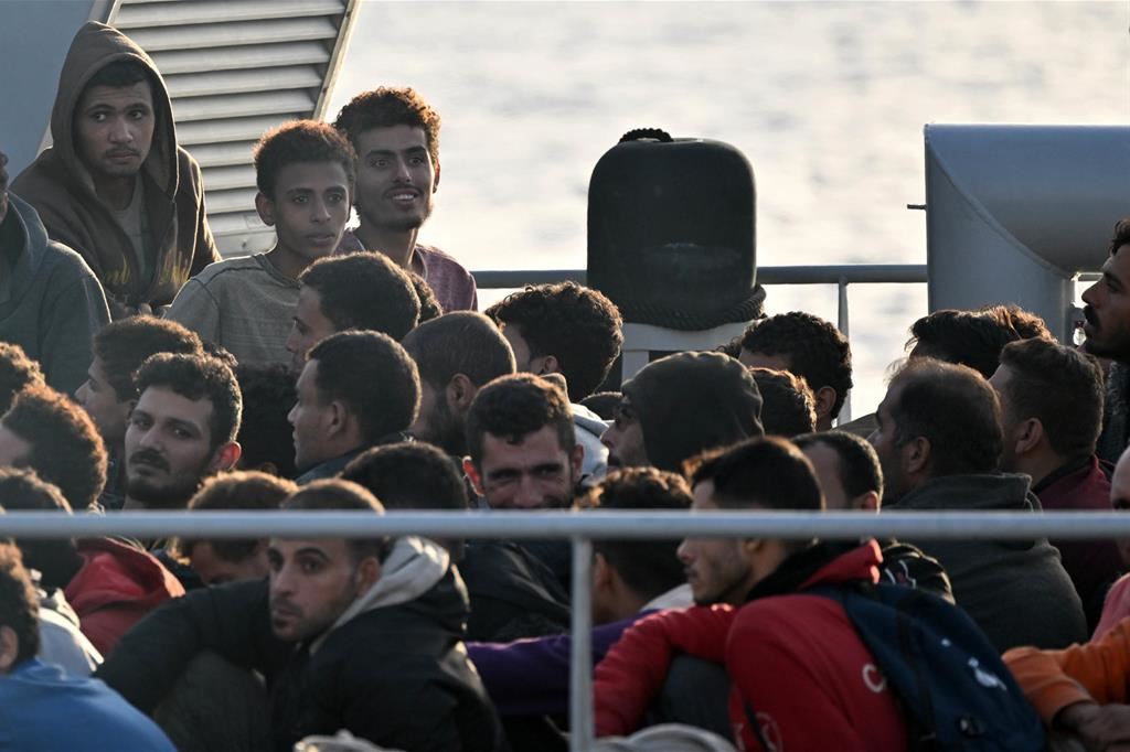 Migranti a bordo di un pattugliatore della Guardia di finanza dopo il salvataggio nel Mediterraneo