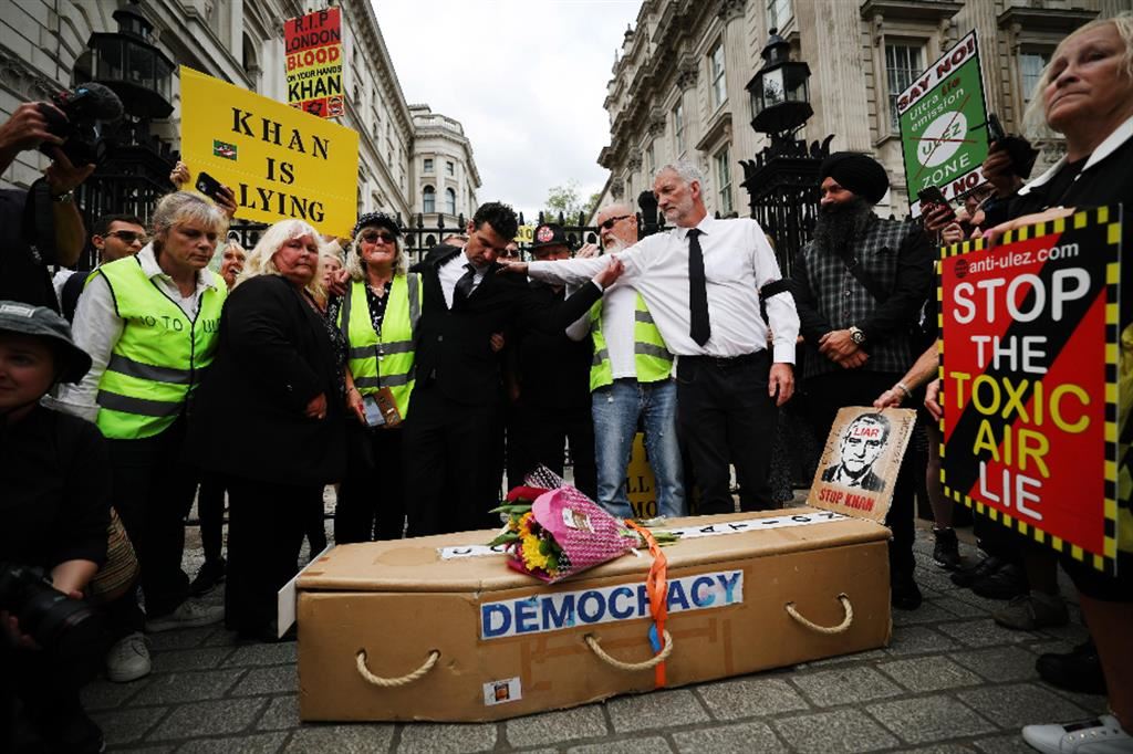 Il «funerale della democrazia» davanti a Downing Street a Londra: in migliaia hanno protestato contro la Ztl (Ulez)