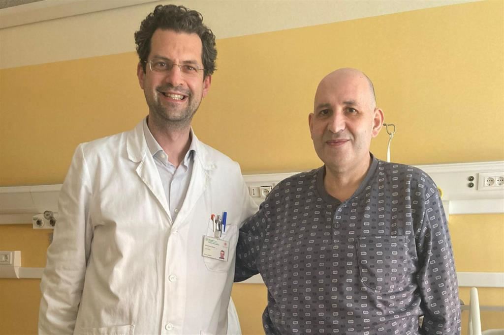 Il chirurgo Massimo Del Gaudio col signor Giovanni
