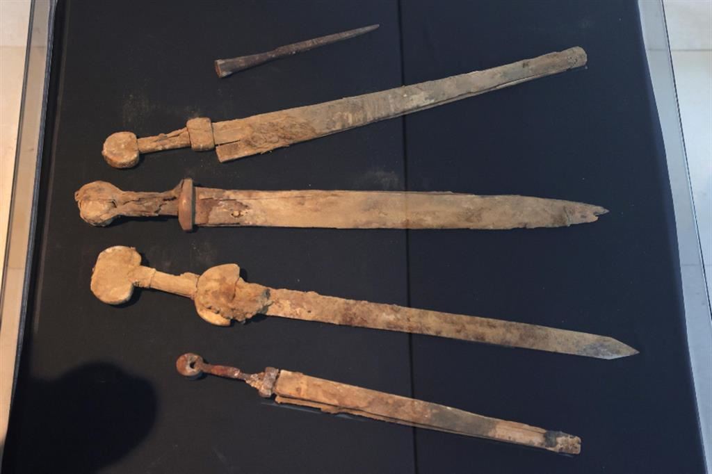 Le spade di epoca romana scoperte in una grotta nell'area del Mar Morto